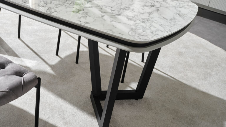 Tesla plus Eettafel